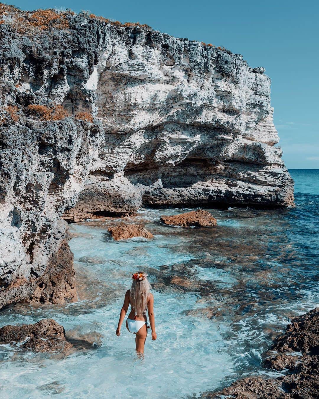 サシャ・カリスのインスタグラム：「Exploring underwater caves 💗 How are you spending your weekend? 💐 👙 @adoreme #adoreme #ad ✨」