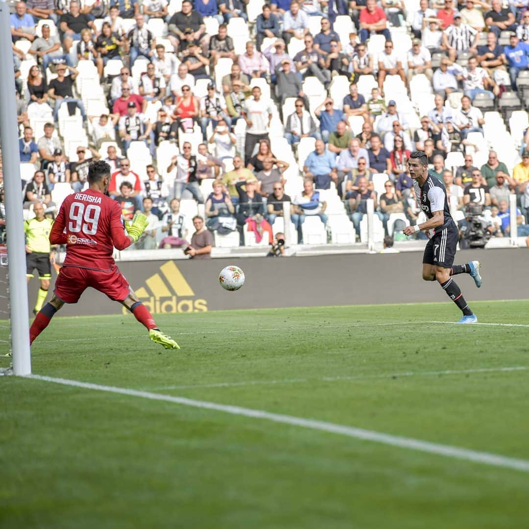 ユヴェントスFCさんのインスタグラム写真 - (ユヴェントスFCInstagram)「🎬 THE MAKING OF A SIIIIUUUUUU! 🔥  #JuveSPAL #FinoAllaFine #ForzaJuve」9月29日 0時39分 - juventus