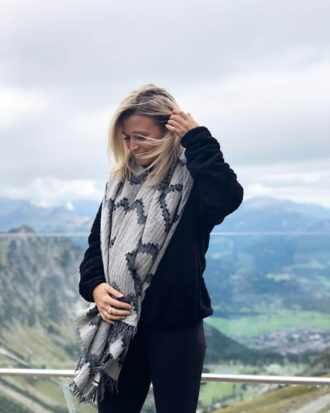 カーステン・ムーア＝タワーズのインスタグラム：「Mountain (wo)man 🏞」