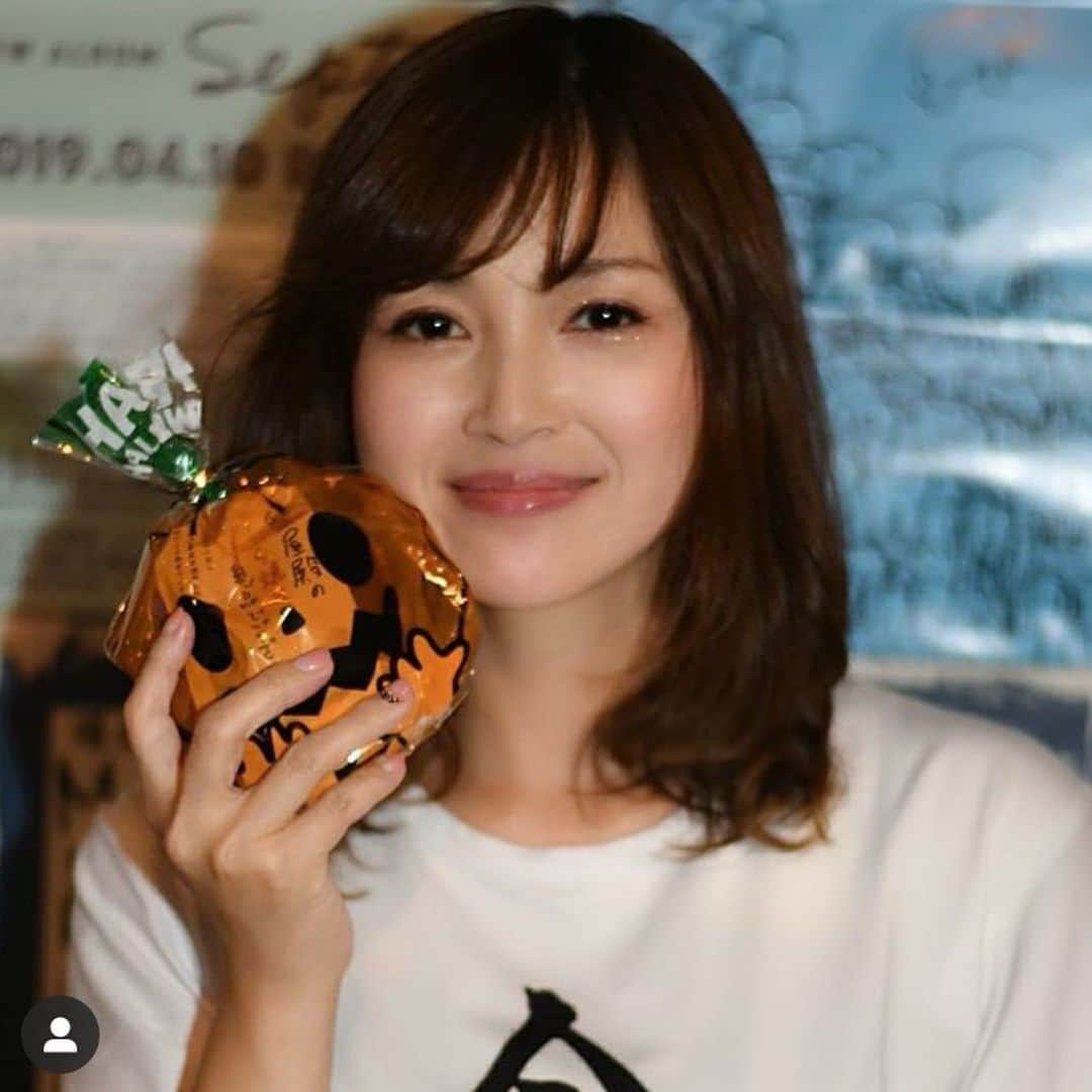 michi のインスタグラム：「昨日、名古屋タイトロープへお越し頂いた皆様、応援メッセージを頂いた皆様、ありがとうございます！  6月のワンマンライブ以来久しぶりのライブ、そして名古屋では1年ぶりのBFESライブでした！  苦楽！？を共にした、戦友のようなメンバーとのライブは安心する部分もあるけど、適度な緊張感ももらいつつ、最終的には打ち上げもひっくるめて、すごい楽しい一日でした！  名古屋では、お久しぶりのお客様にも会えたし、すごく嬉しかったです！  ドッキドキの新曲も何とか最後まで歌えてホッとしました。。さおりん、素敵な曲をありがとう。  そして、明日は神戸でのフリーライブ！楽しみます！  #ヤスミン #ヤスミンライブ #BFES #グンゼタウンセンターつかしん #フリーライブ #アツミサオリ #美元智衣」