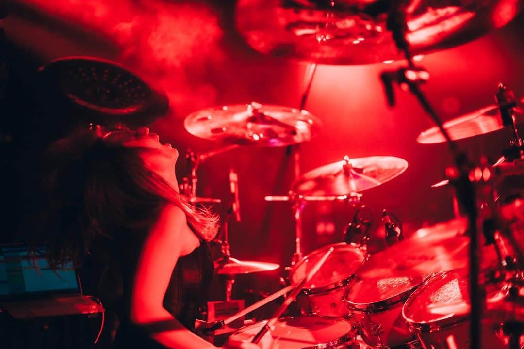 Marinaさんのインスタグラム写真 - (MarinaInstagram)「#Aldious #AldiousMarina #アルディアス #drummer #drums #ドラム #ドラマー #dwdrums #sabian #vicfirth #evans #drumsdaily #drumset #playdrums」9月29日 0時42分 - aldiousmarina