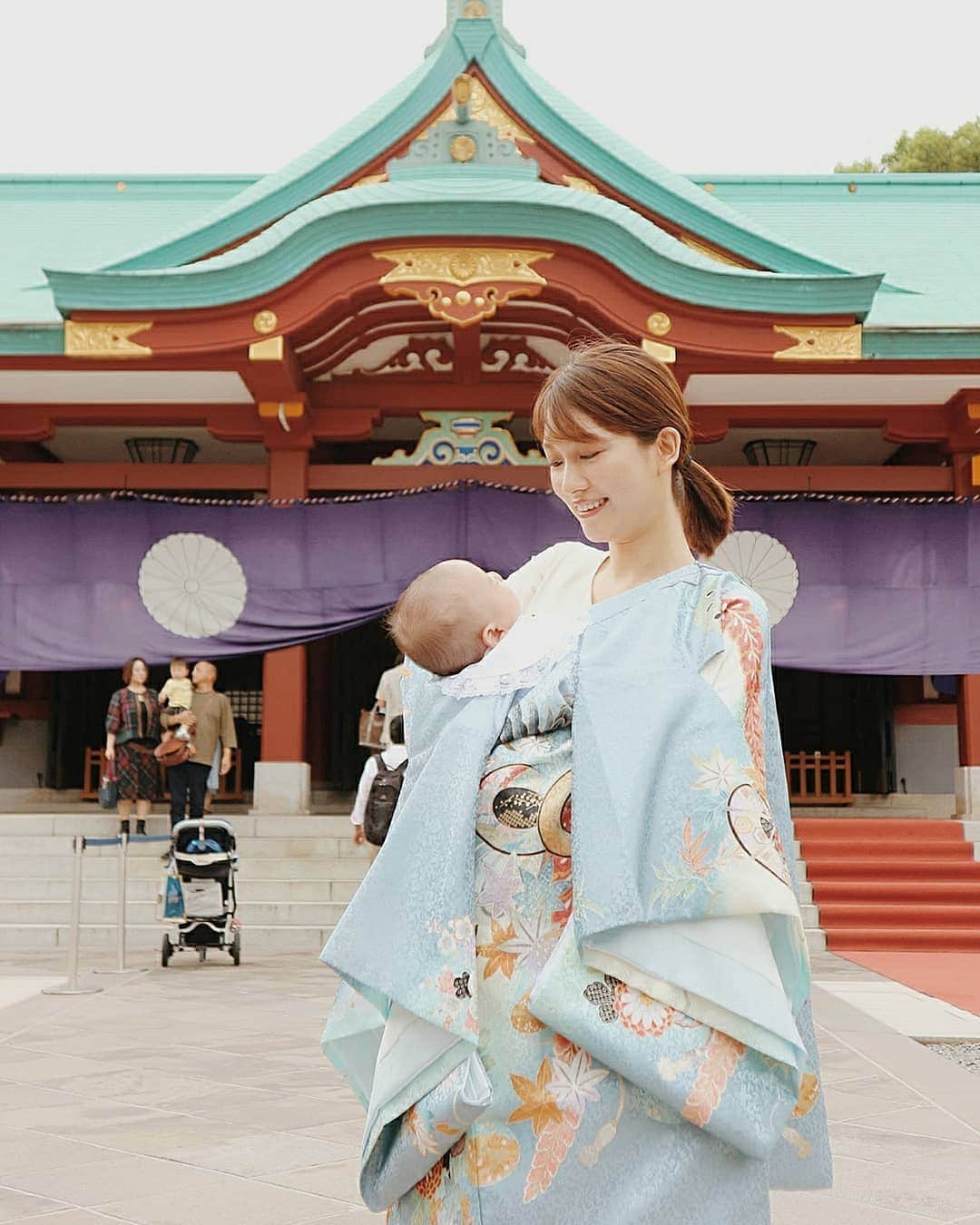 のインスタグラム：「お宮参りに行ってきました⛩️ 本当は生後１ヶ月頃にしたかったけど、暑すぎるのでずらしました！それでも結構暑かった(笑)夏は避けて正解でした😅  産着の柄と色、かなり迷ったんだけどこれにしてよかった🌠  日枝神社の本殿で御祈祷して頂いたんだけど、太鼓とか鈴の音が凄くて！(笑)それでも最初から最後まで爆睡してた息子くんは図太い神経をお持ちなのであろう…笑 どうか健やかに育っておくれ👶  #お宮参り #初宮参り #御祈祷 #日枝神社 #産着 #生後２ヶ月 #生後71日 #2m9d #赤ちゃんのいる生活 #赤ちゃんのいる暮らし #新米ママ #男の子ママ」