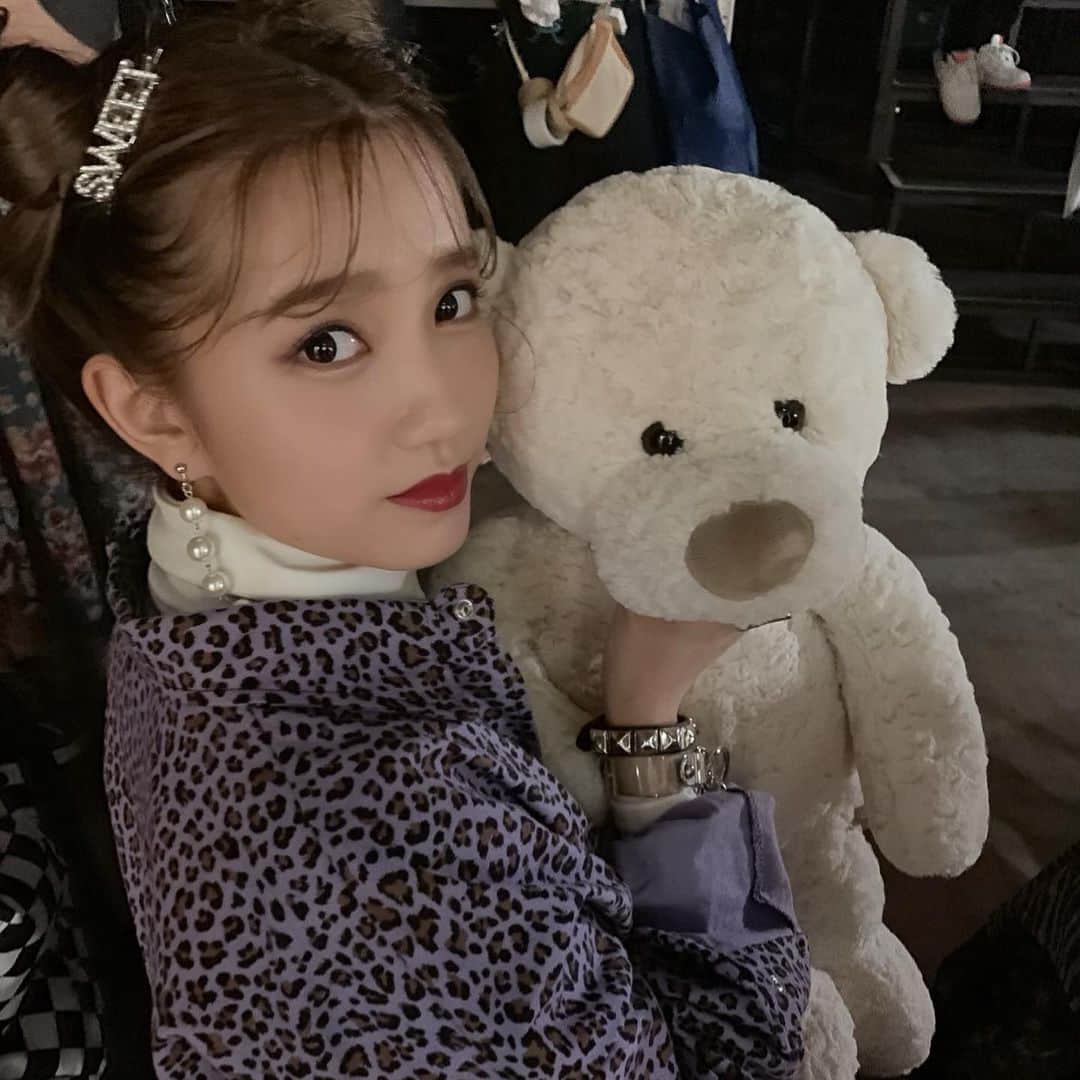 加藤玲奈のインスタグラム：「・ ・  @girlsaward_official の　@spinns_official のステージに出させていただきました💜 やっぱりファッションのお仕事が好きだなと改めて思うことができました😌楽しかった☺️ ・ ・ この髪型、熊さん、sweetのヘアアクセ、、、、これは偶然？🧸♥️ #分かる人には分かる  #誰かの仕業  #girlsaward2019」