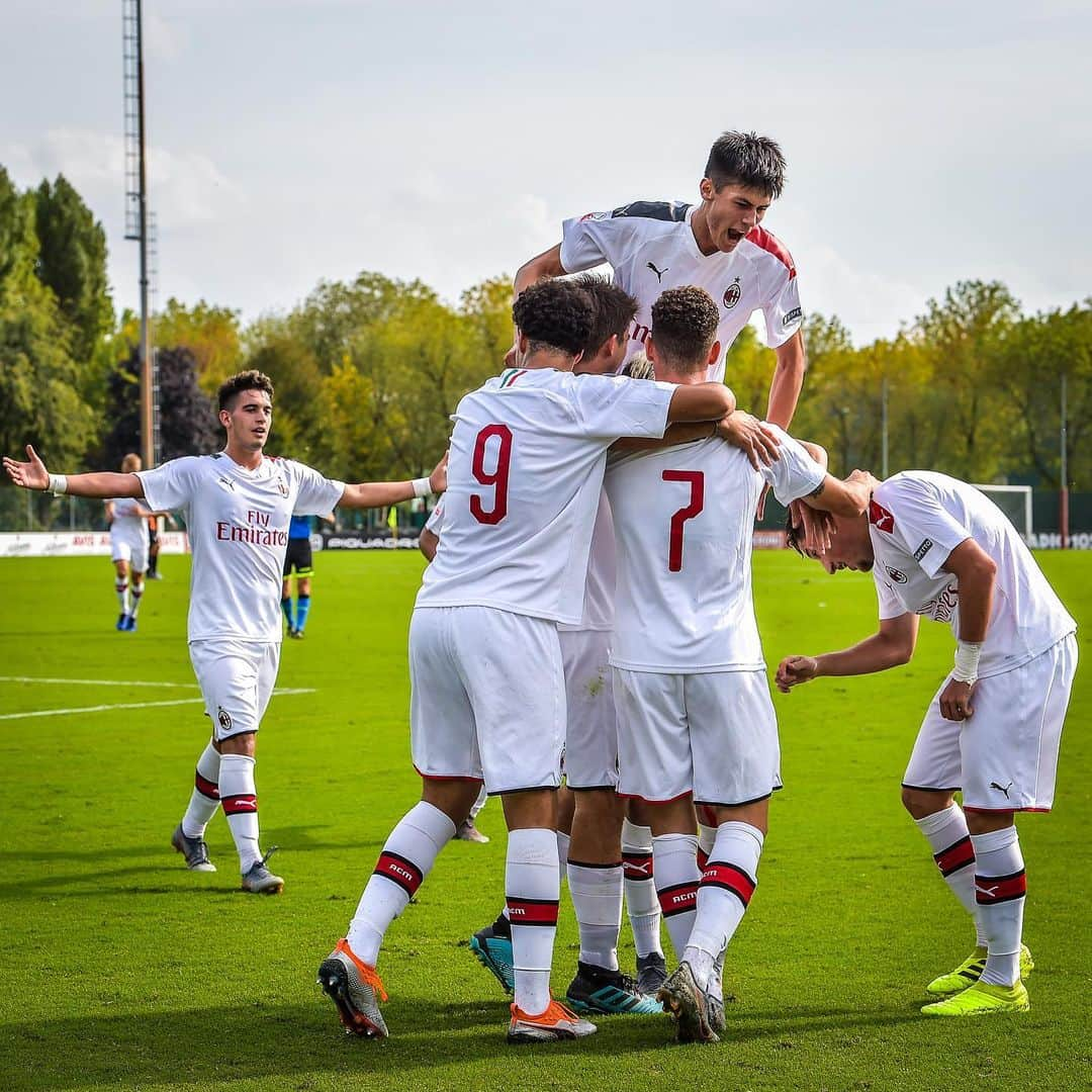 ACミランさんのインスタグラム写真 - (ACミランInstagram)「#MilanPrimavera 3 - 2 Venezia ⚽ Tonin, Capanni & Brescianini 🔴⚫ 3 wins in a week ⭐⭐⭐ #sempremilan」9月29日 1時20分 - acmilan