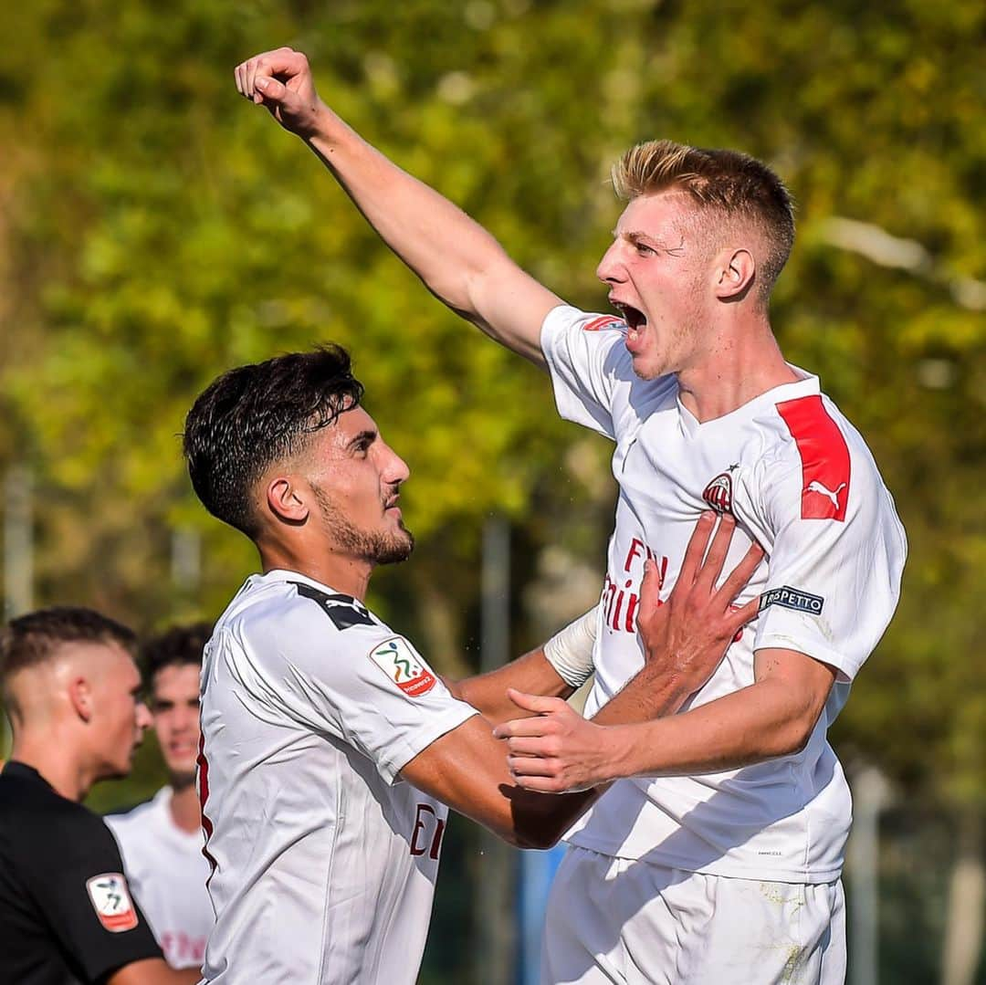 ACミランさんのインスタグラム写真 - (ACミランInstagram)「#MilanPrimavera 3 - 2 Venezia ⚽ Tonin, Capanni & Brescianini 🔴⚫ 3 wins in a week ⭐⭐⭐ #sempremilan」9月29日 1時20分 - acmilan