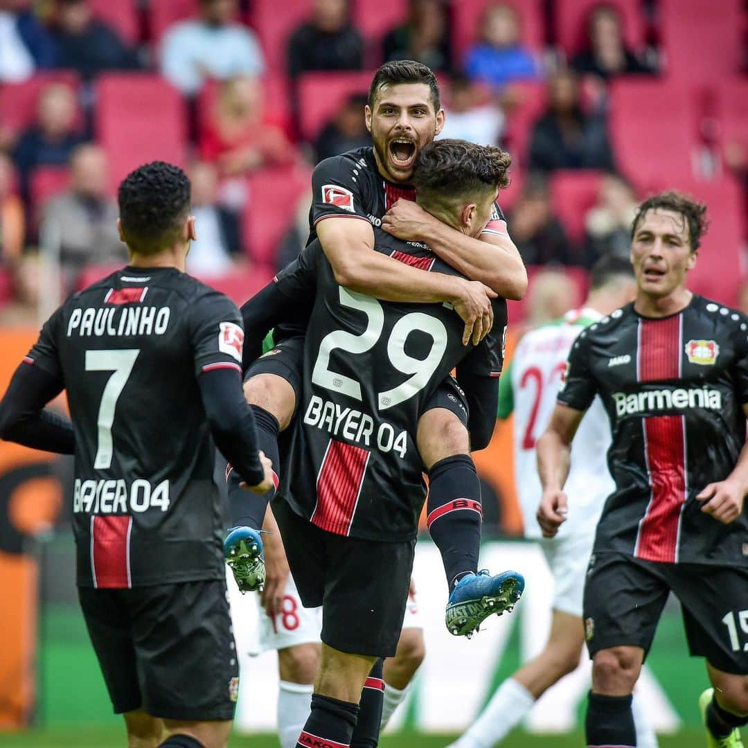 ケヴィン・フォラントさんのインスタグラム写真 - (ケヴィン・フォラントInstagram)「Ja Männer!! 3 Points in Augsburg! ⚫️🔴 #team #70 ⚽️ @bayer04fussball」9月29日 1時31分 - kevin_volland