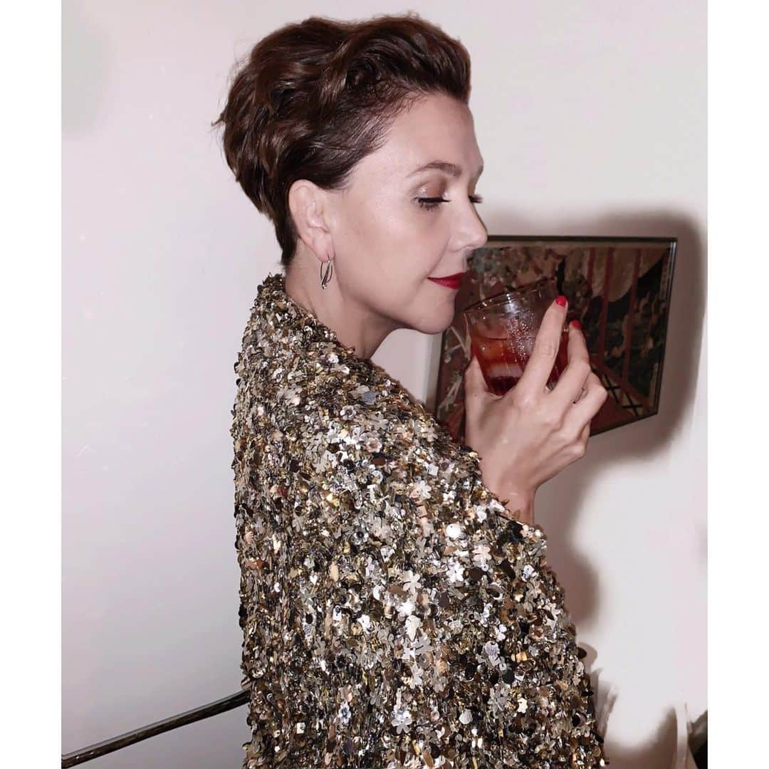 マギー・ジレンホールさんのインスタグラム写真 - (マギー・ジレンホールInstagram)「Last night @theNYFF’s Opening Night as a guest of @CampariUSA. Who doesn’t love a #negroni ? The trailer of Campari’s short film #EnteringRed screened before the film – if you haven’t seen it, check it out at youtube.com/enjoycampari #nyff #n100 #ad21+”」9月29日 1時47分 - mgyllenhaal