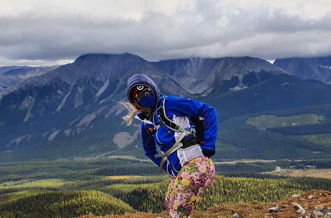 ヘイリー・ベルさんのインスタグラム写真 - (ヘイリー・ベルInstagram)「Dreaming of more mountain top adventure in funky pants 😊 🏔 . . . . #explorealberta #kananaskiscountry #kcountry #hike #hikealberta #canadianrockies」9月29日 1時43分 - hayleighbell