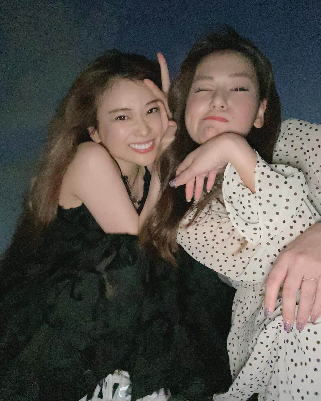 重盛さと美さんのインスタグラム写真 - (重盛さと美Instagram)「希帆っぴ @k_i_h_o_  お誕生日おめでとう！😏😎😘 いつも笑わせてくれてありがとう！ この日も笑いすぎて次の日筋肉痛でした😆💮 #5枚目見て #お願い見て #なにこの写真 #筋肉痛の原因 #砂浜でグラビア風に撮ってって言われて撮ったら #ホラー撮れたよ #サスペンスかな #意外とロマンス？ #誰かこの写真のカテゴリ教えてください（笑）」9月29日 1時52分 - satomi_shigemori