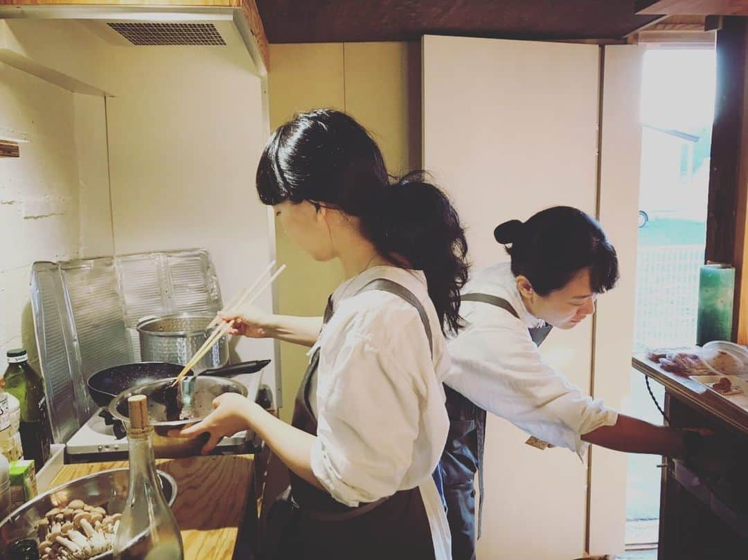 青葉市子さんのインスタグラム写真 - (青葉市子Instagram)「. 9.27 詩人の家BAR🍽 . ・トマトとバジルのサラダ ・全粒粉クラッカー ・バゲット ・タコと野菜のカポナータ ・ひよこ豆とビーツのフムス ・紫キャベツのマリネ ・パプリカのピクルス ・ほうれん草の白和え ・ツチクジラの漬け焼き ・ひろさんから頂いた鶏のマスタード焼き ・かつ子さんから　おでん、ほや、穴子の天ぷら、お寿司 ・鮎川婦人会の会長の阿部さんから　筑前煮、海藻サラダ、フルーツヨーグルトサラダ ・しーちゃんから　ゆで海老、つぶ貝、茹でほや、お寿司 ・リボーンアートダイニングのしほさんから　山形の赤ワイン ・常連さまから　唐揚げとお寿司  かつ子さん古希のお祝い🧁 スタッフのキミちゃんがマスカットたっぷりのケーキを作ってくれました。 かつ子さんがいつも歌ってくださる民謡。 この日は歌詞が増えていて、 鮎川の土地やこの場所を喜ぶお歌になっていました。  あゆかわみなとは、あらいつきても、わらいがお。 あ、よい、よい、よーいとな。  島袋さん、石川竜一さんも合流して、賑やかな夜。 家族のようなメンバーと、名残惜しい時間を過ごしています。  1枚目はスタッフのキミちゃんと。 だんだんとシンクロしてきて、ふたつの身体をいったりきたりする感じが楽しいのです。 👯‍♀️🥂」9月29日 1時55分 - ichikoaoba