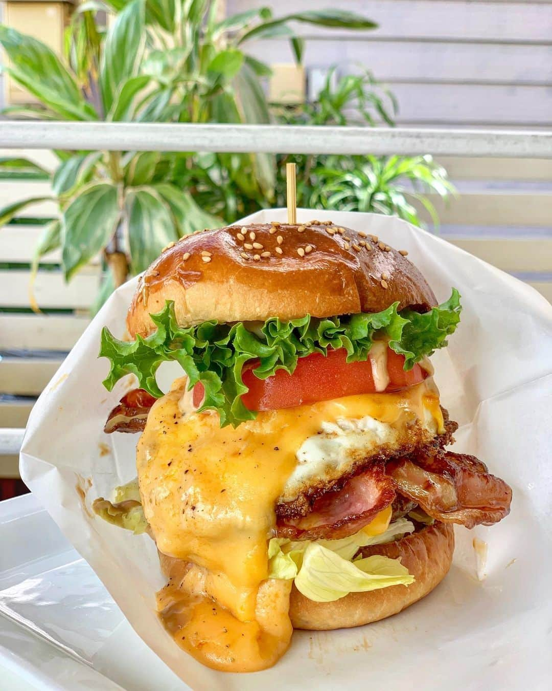 吉川ちえさんのインスタグラム写真 - (吉川ちえInstagram)「北谷町にあるハンバーガー屋さん🍔 【石垣島キッチンBin🌟】 かなり美味しかった😇💕 . 石垣牛🐮のバーガーで凄い ボリューム感あって食べ応えあるし味も濃いくて激うまだった～🥺❤️❤️ バンズがバター風味で柔らかいし最高👍‼️ 高さがあるからパン潰して食べても口に収まらない💋🤣 顎が、外れるレベル😂❤️❤️笑 . #沖縄グルメ #石垣牛バーガー #石垣島キッチンbin」9月29日 1時57分 - yoshikawachie_16