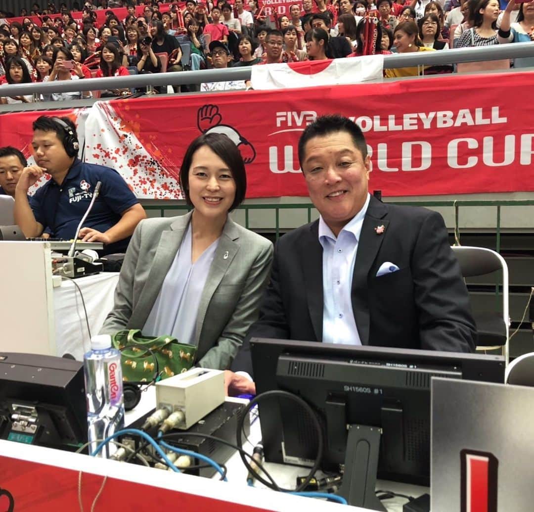 のインスタグラム：「. . 🇯🇵×🇦🇷 眞鍋さんとジャニーズWESTの  みなさんと副音声を 担当させていただきました‼︎ . . 今大会3回目、そして最後の副音声、 やっぱり楽しかったーーー‼︎‼︎‼︎ . . WESTのみなさんが 心からバレーボールを 楽しんでくださってるのが伝わってきて とてもとても嬉しかったです‼︎ . . 明日は女子大会最終日。 オランダとの対戦になります‼︎ . . 東京オリンピックに繋がる1試合に‼︎ . . 応援よろしくお願いいたします‼︎‼︎ . . 眞鍋さんとのツーショットは 初めてかも…笑。 . . #ワールドカップバレー2019 #ワールドカップバレー #ワールドカップ #フジテレビ #バレーボール #バレー #バボちゃん #世界一決定戦 #オリンピックの前哨戦 #tokyo2020  #眞鍋政義 さん #ジャニーズWEST さん」