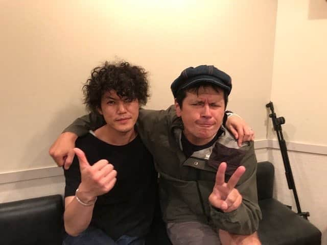 Ready Steady George!!さんのインスタグラム写真 - (Ready Steady George!!Instagram)「「Hey There Georgy George!!」 今月のマンスリーゲスト9mm ParabellumBulletの菅原卓郎さん登場！  今週のトークテーマは「ライブ」！ 9mmのライブでのスタイル、ライブで起きたハプニングなどについて伺いました！！ 菅原さん1ヶ月間ありがとうございました！！ そして来月は、Nothing’s Carved In Stone、そしてELLEGARDENのギタリスト、生形真一さんをお迎えします！🎸⚡️ 毎週金曜14時過ぎをお楽しみに！！ #ジョージとシャウラ #interfm897 #9mmparabellumbullet #9mm」9月29日 2時16分 - rsg897