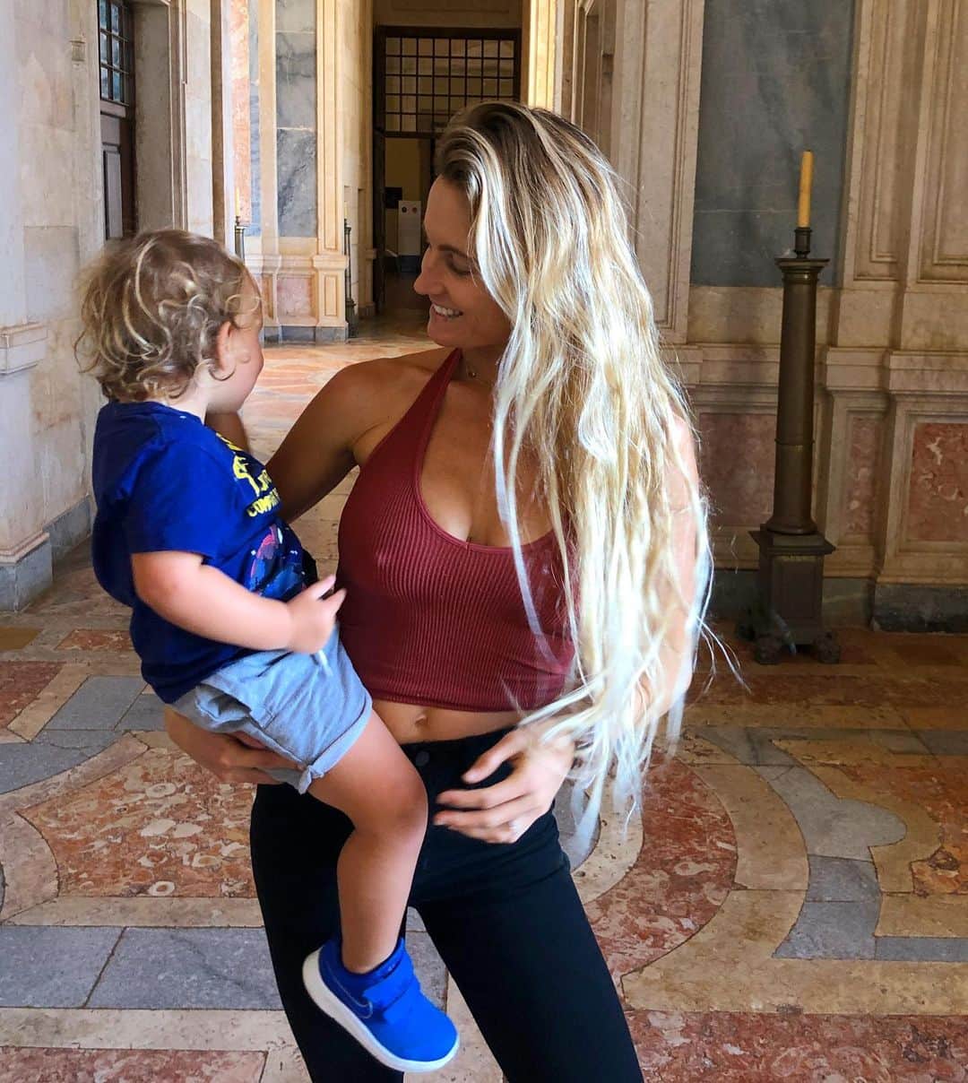 アラナ・ブランチャードのインスタグラム：「Banks loves sight seeing. We checked out the Mafra Palace today☺️」