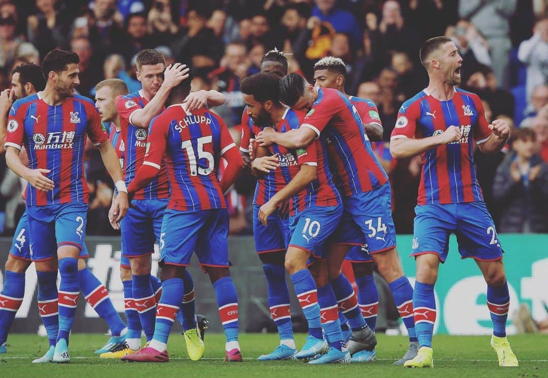 マーティン・ケリーのインスタグラム：「Big performance 🙌🏼 Left it all out there today 😰 Even room for a man hug @androstownsend well done big dog  #3points #epl #cleansheet #eagles」