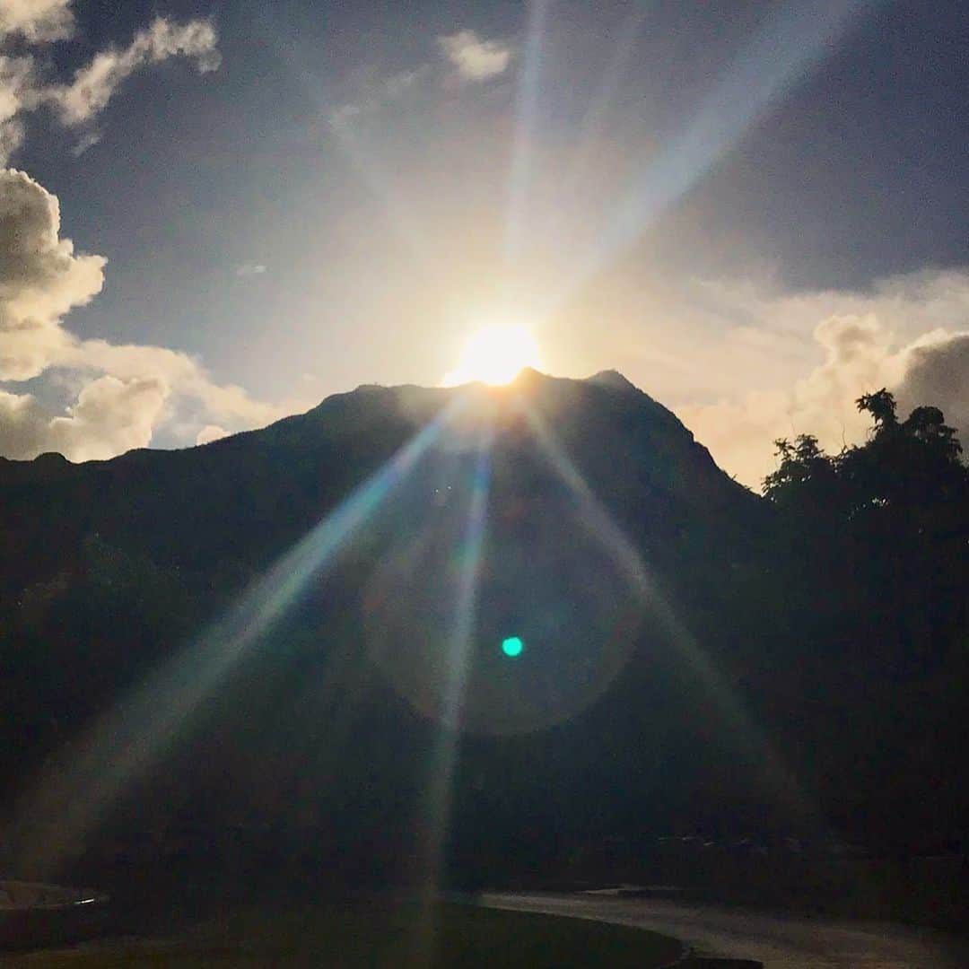 マキ・コニクソンさんのインスタグラム写真 - (マキ・コニクソンInstagram)「ダイアモンドヘッドから昇る朝日！photo by Fumiya Paisen 😊 #ハワイのおすそ分け🤙🏼 #パイセンからのおすそ分け✨✨」9月29日 3時30分 - makikonikson