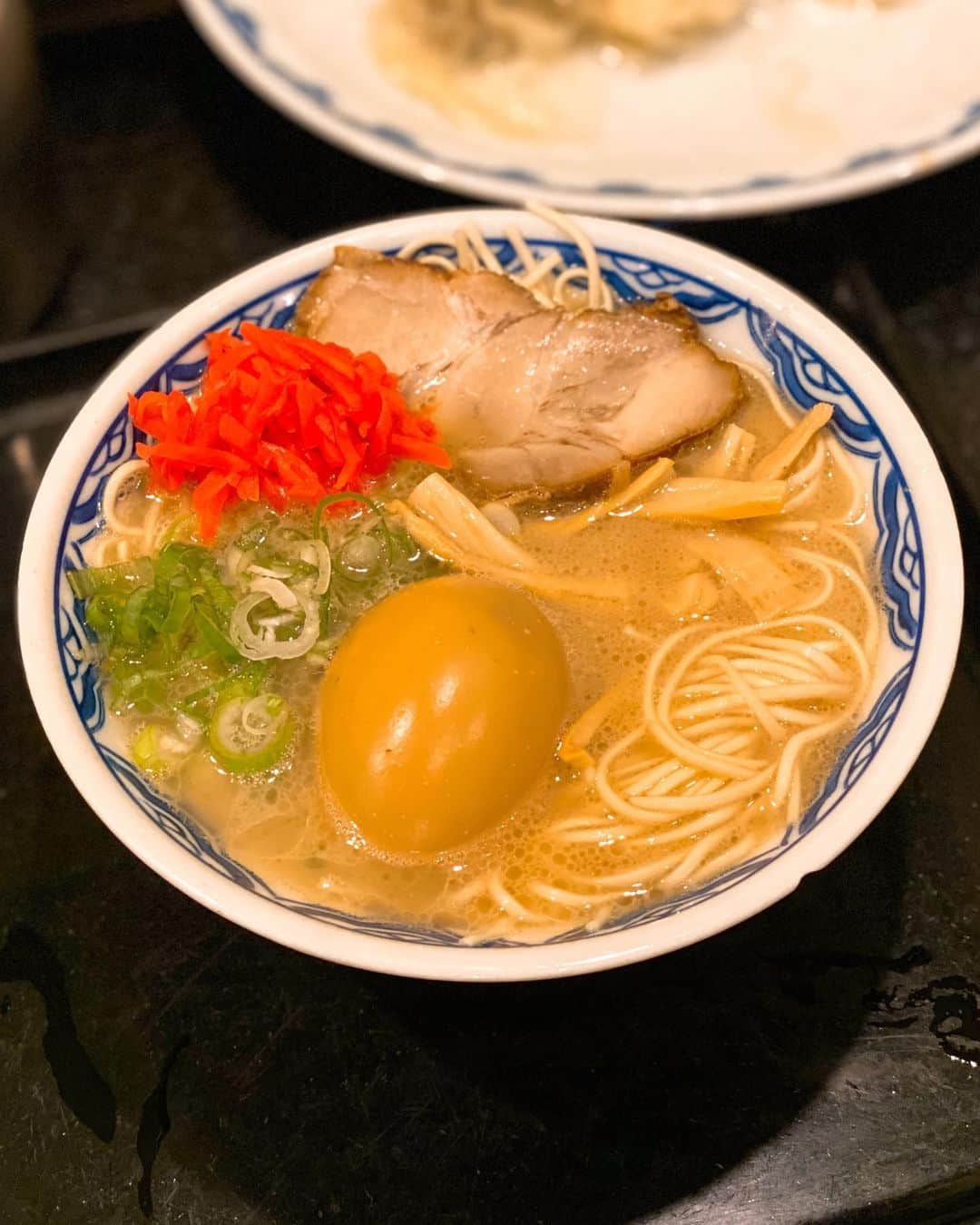 秋山具義さんのインスタグラム写真 - (秋山具義Instagram)「こんな時間に、タモさんは東京で豚骨ラーメンはここでしか食べないという西麻布『赤のれん』で、小らぁめん味つけ玉子と水餃子。﻿ 明日の朝に後悔するかもしれないけど、それを超える満足感❤️﻿ ﻿ #赤のれん #具義ラーメン2019 #タモさんが通う店は間違いない」9月29日 3時43分 - gugitter