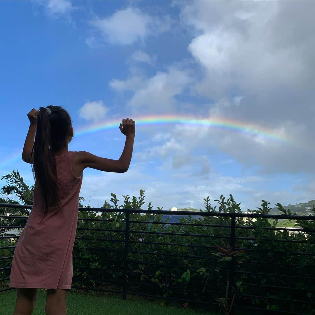 吉川ひなのさんのインスタグラム写真 - (吉川ひなのInstagram)「昨日の夜は大雨が降ったから、朝起きてオーガニックファームが気になってチェックしに外に出たら、お庭から特大レインボー🌈  娘とふたりだけの、とってもいい時間だった☺️ #娘HawaiiLife #norainnorainbow」9月29日 3時47分 - hinanoyoshikawa