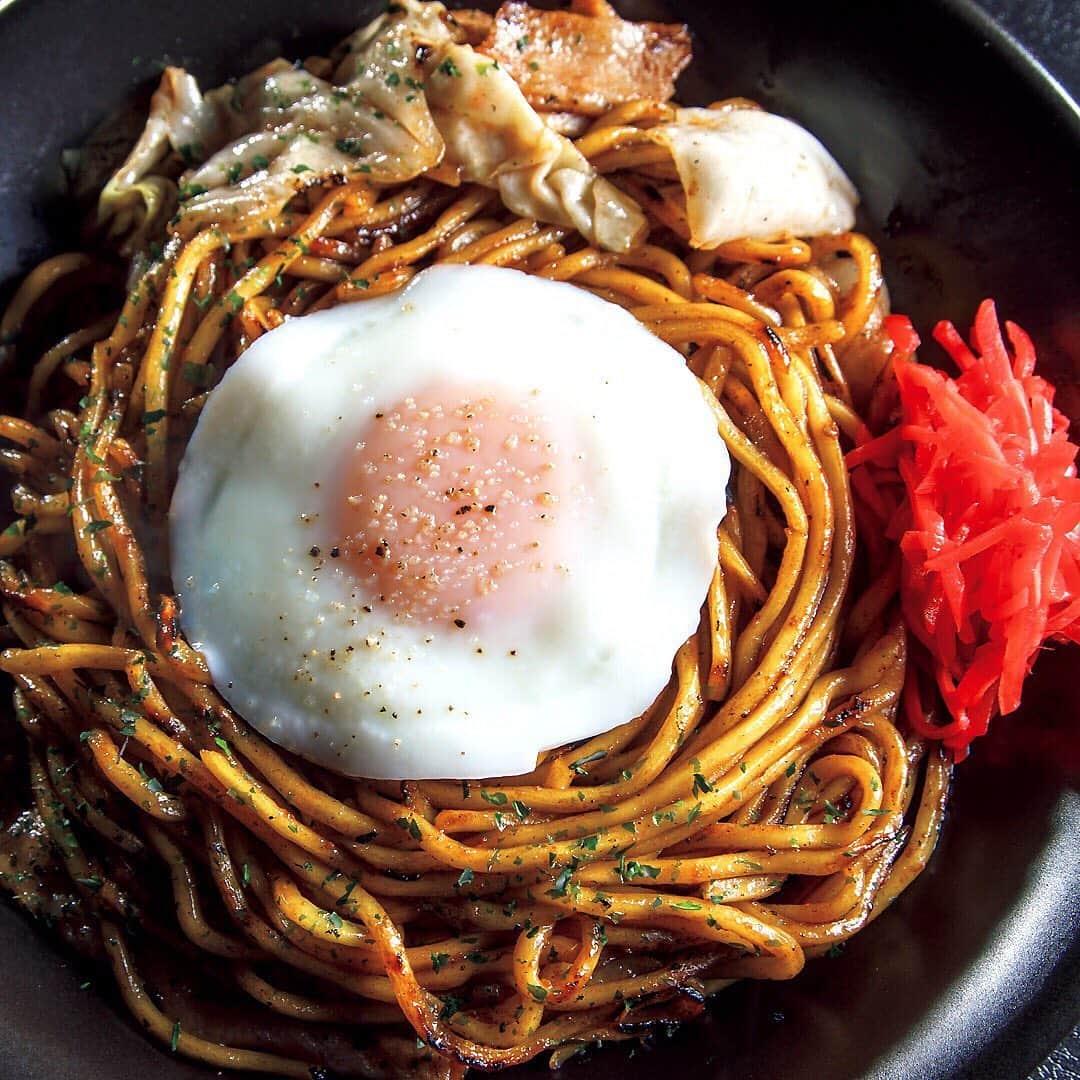 のインスタグラム：「令和の今、是が非でも食べたい、最強の「焼きそば」！ . 端正なルックスの「スーパー焼きそば」は、もちもちとした心地良い食感の麺とクリアな旨みが融合し、いつまでも食べていたいと思わせる仕上がり。 . 〝究極のスタンダード〞を目指したという逸品は、茹でたての生麺を使う店が増えた中、敢えて茹でおきした麺を使い、表面を固めに焼いて水分を閉じ込める。 . 味変アイテムも充実。マヨネーズはもちろん、土佐酢を合わせると、また新たな味わいに。【by東カレ編集部】 . 店名 ▷東京焼き麺スタンド 最寄り駅 ▷下北沢 ジャンル ▷そば・居酒屋 TEL ▷050-5595-8703 住所 ▷世田谷区北沢 2-23-6 すみれビル 2F シチュエーション ▷友人・おひとり様 . ー続きは東カレwebまたはアプリにてー ▶︎『　東京カレンダー　東京焼き麺スタンド　』で検索！ . #東京カレンダー #tokyocalendar #東カレ#東カレグルメ#東京グルメ #food #tokyofood #yummy #japanesefood #焼きそば#炒麵 #東京美食 #麺 #B級グルメ」