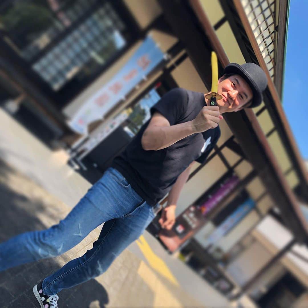 アイスマン福留さんのインスタグラム写真 - (アイスマン福留Instagram)「#日本刀アイス 一振り1000円！#岐阜 #関市 で食べてきた。葛（くず）を使った #アイスキャンディー で溶けにくいのが特徴。味は #夏みかん #鍔 （つば）の部分は、#チョコレート コーティングした #クッキー なので食べられる。地元の #高校生 が考案したユニークなアイスキャンディーだ #japanese #sword #icecandy」9月5日 11時34分 - iceman_ax
