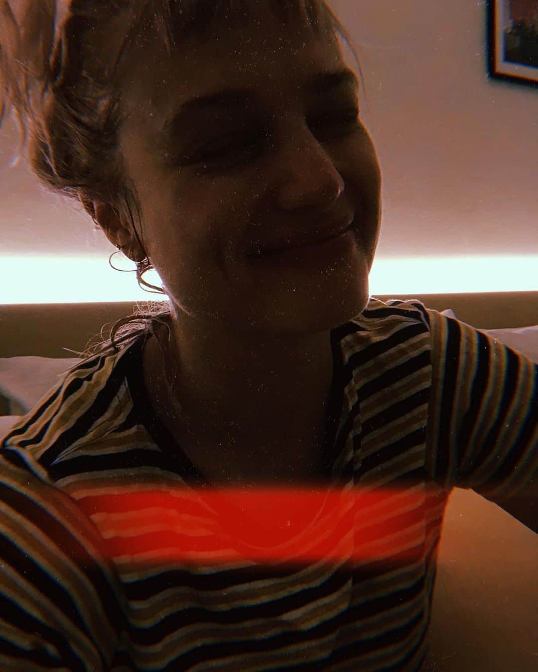 ファイン・フレンジーのインスタグラム：「flew across an ocean played some bass sang songs washed my face good day happy to see you Chicago see you tomorrow night lovely friends as we kick off the second US leg of the moon tour can’t wait gotta go falling asleep k love you bye #moon #jetlag #music #scrunchie #charlierathbonehairandmakeup」