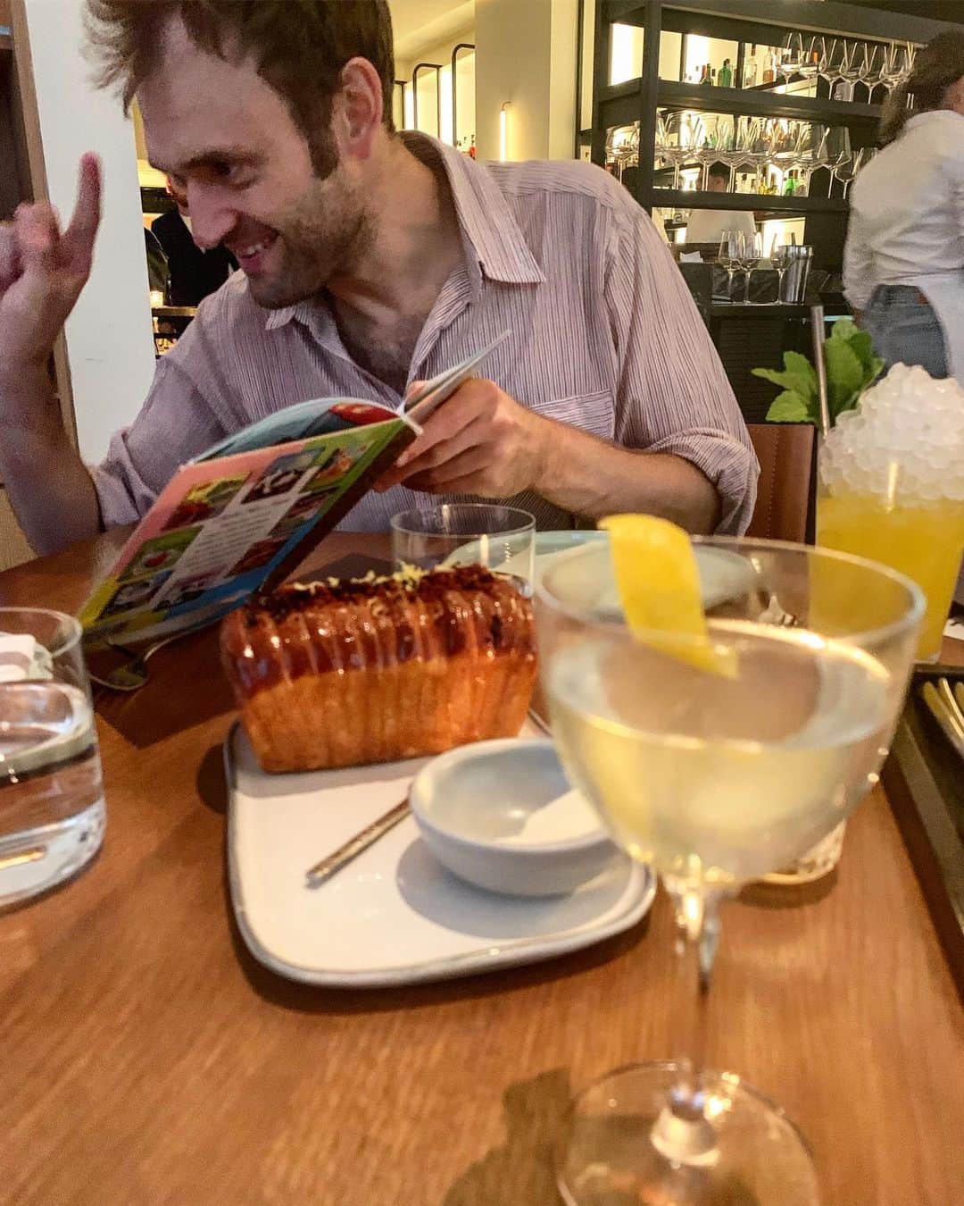 クレア・コフィーのインスタグラム：「Nothing can compare to the food/service/fun @crownshynyc except maybe table side story time? @booksaremagicbk #familymeal」