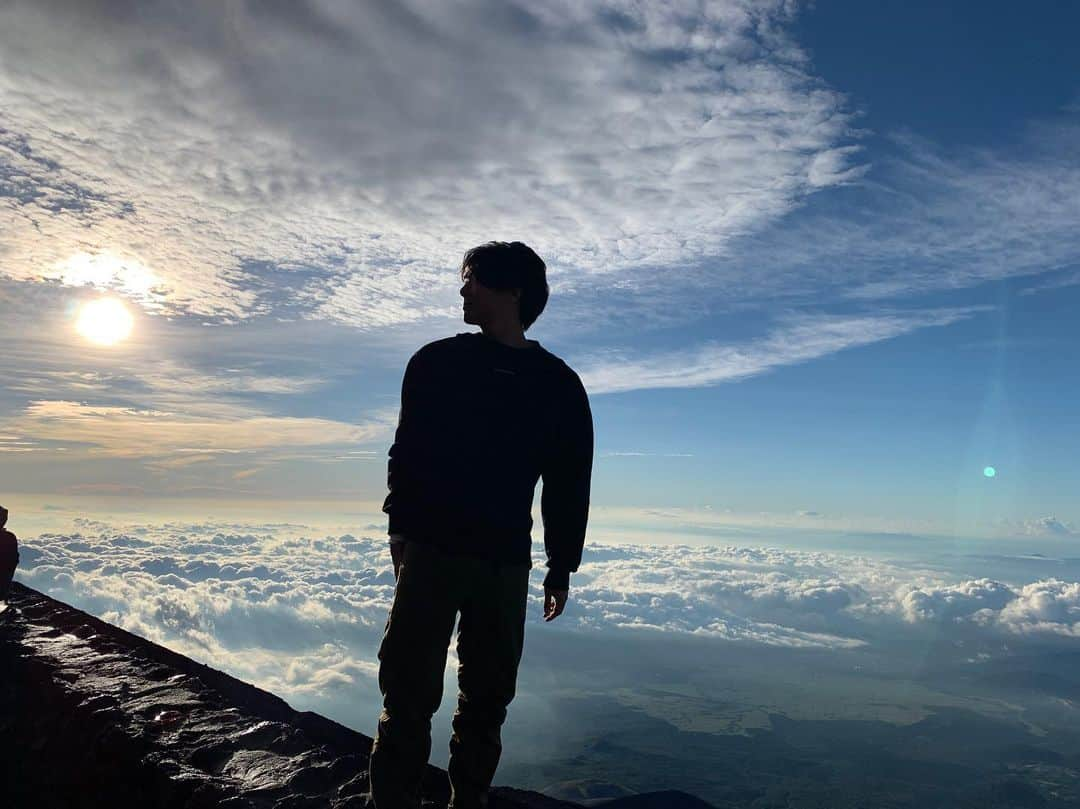 保田賢也さんのインスタグラム写真 - (保田賢也Instagram)「. 初富士山に仲間で登山してきました. 登る前は余裕だと思ってた. むしろサンダル、トレーナーで行くつもりだった自分に一言いいたい。. 山ナメんなよ!! みんなで助け合って登った富士山は最高でした🗻  #富士山 #mountfuji  #絶景  #来年はあるかな？笑 #皆さんも登る際はフル装備で #元気玉 #vs #操気弾 #最後ラオウ #スワイプしてね←」9月5日 11時37分 - kenya_yasuda_