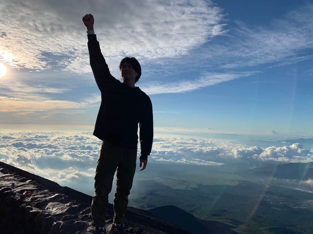 保田賢也さんのインスタグラム写真 - (保田賢也Instagram)「. 初富士山に仲間で登山してきました. 登る前は余裕だと思ってた. むしろサンダル、トレーナーで行くつもりだった自分に一言いいたい。. 山ナメんなよ!! みんなで助け合って登った富士山は最高でした🗻  #富士山 #mountfuji  #絶景  #来年はあるかな？笑 #皆さんも登る際はフル装備で #元気玉 #vs #操気弾 #最後ラオウ #スワイプしてね←」9月5日 11時37分 - kenya_yasuda_