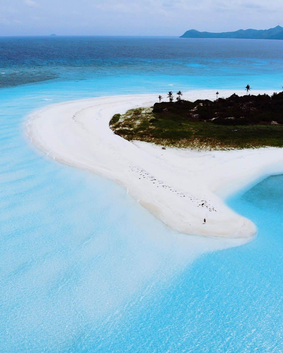 ブラウさんのインスタグラム写真 - (ブラウInstagram)「What are some places that make you feel most inspired? Anywhere I should go?! - I pull the most potent creative inspiration from places like this, so I grabbed a drone & toured a few islands in the Philippines before my show here 😁 this was the result 🇵🇭」9月5日 11時38分 - 3lau