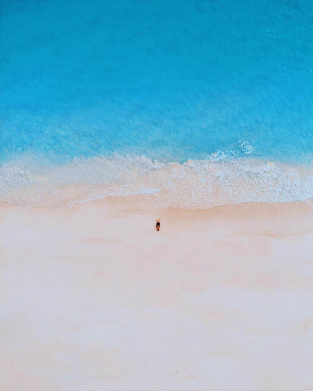 ブラウさんのインスタグラム写真 - (ブラウInstagram)「What are some places that make you feel most inspired? Anywhere I should go?! - I pull the most potent creative inspiration from places like this, so I grabbed a drone & toured a few islands in the Philippines before my show here 😁 this was the result 🇵🇭」9月5日 11時38分 - 3lau