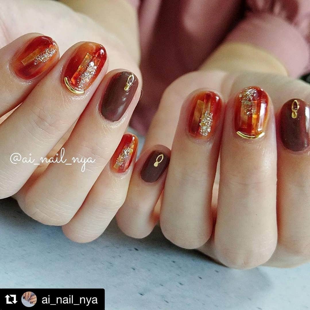 のインスタグラム：「@ai_nail_nya さん PLANET NAIL Basic Line PLB15 巡る流星群 を使用した秋ネイルのご紹介ありがとうございます💅 ・ #planet_jp #Repost @ai_nail_nya with @get_repost ・・・ こんがりもやもやブラウン🌰. . 一応、べっ甲を意識してます. . みんなとかぶらないように、個性派っぽいのを目指したらこうなりました. . べっ甲とはまるで別物😂. . 銀色のフィルムを貼ったら、画像だとわからないけど何かすごいピカピカになりました✴️. . ツヤツヤとかキラキラという感じではなくピカピカ😅. . @planet.jp #巡る流星群 . . #セルフネイル #ネイルデザイン#ポリッシュネイル #ポリッシュ #マニキュア #マニキュアネイル #秋ネイル #セルフネイル部 #美甲 #ショートネイル  #nail #nails #selfnail  #polishnails #instanail #nailart #ブラウンネイル #オレンジネイル #もやもやネイル #マーブルネイル #大理石ネイル #天然石ネイル #べっ甲ネイル #クリアネイル」