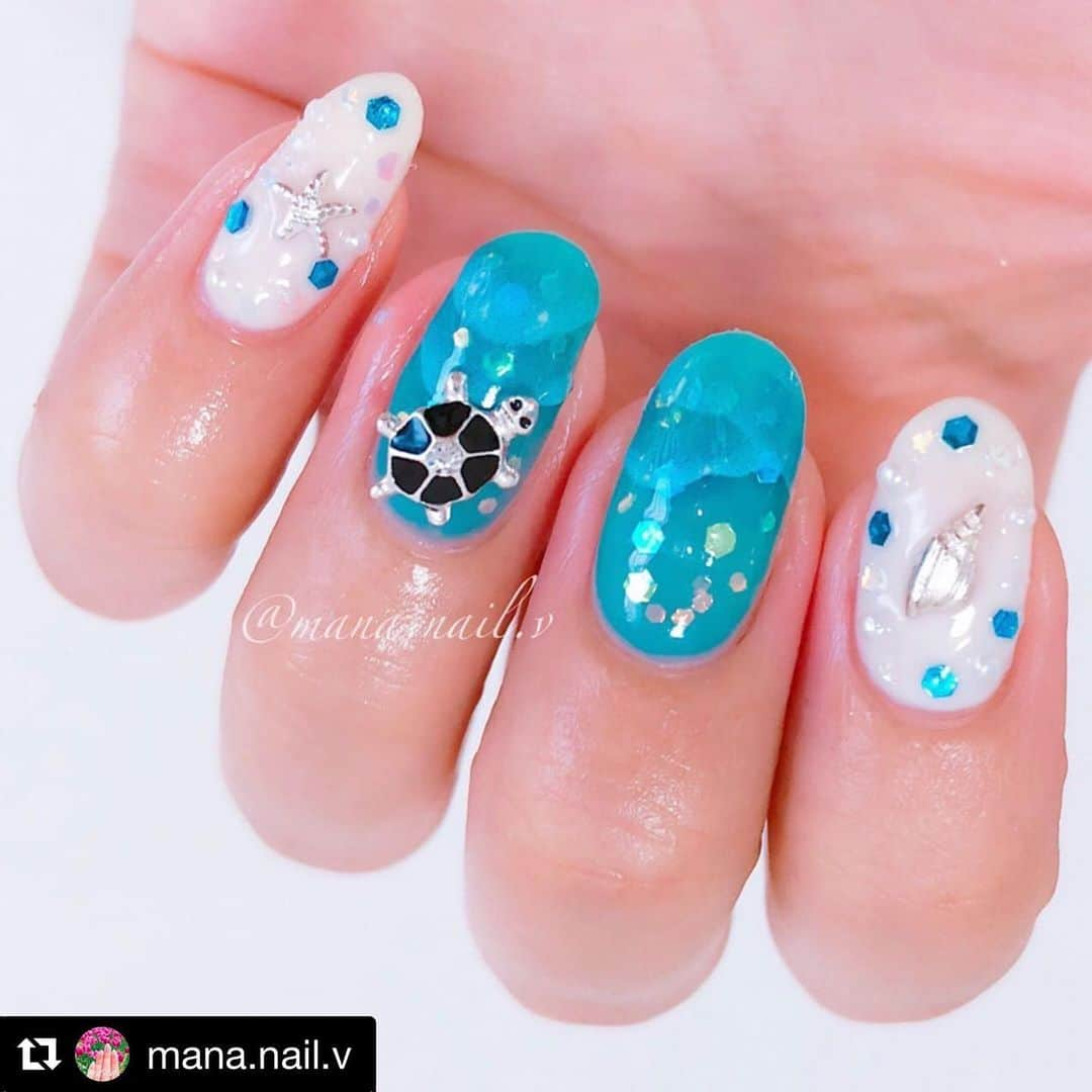 【PLANET NAIL（プラネット ネイル）】公式さんのインスタグラム写真 - (【PLANET NAIL（プラネット ネイル）】公式Instagram)「@mana.nail.v さん PLANET NAIL Basic Line PLB23水面のテレパシー を使用した海ネイルのご紹介ありがとうございます💅 ・ #Repost @mana.nail.v with @get_repost ・・・ 先月していた#海ネイル 💅 ウミガメを波打ち際と合わせてしまったので、産卵かよ😟と後で思いました😅水面ネイルと合わせたらよかった🤣 - 🌸#HOMEI #ウィークリージェル #NE24 BlueHole 神秘の海 #NE52 MermaidSea 人魚が住んでいる海の色 #NE76 WhiteClouds 雲の上でリラックス #プラネットネイル #水面のテレパシー #しずくウォーターネイルシール #海辺 上からポリッシュのトップコート(ちふれ)を1度塗り 🌸ベース ① OPI NailEnvy 2度塗り ② HOMEIピールオフベースコート 1度塗り 🌸仕上げ 艶まる - #manaプラネット #ネイル #セルフネイル #ジェルネイル #ネイルアート #ネイルアレンジ #シェルネイル #囲みネイル #波打ち際ネイル #夏ネイル #美甲 #PlanetNail #nails #selfnails #gelnails #weeklygel #planet_jp」9月5日 11時40分 - planet.jp