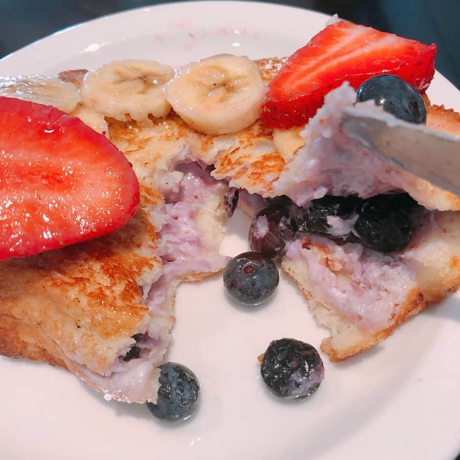尻無浜冴美のインスタグラム：「ワイキキで朝食したsweet e's cafe﻿ 味もお値段も最高だった❣️﻿ 去年、クリームポット行って確かに美味しかったけど2人で50ドルして少々お高い印象💦﻿ ﻿ sweet e's cafeは同じく2品とコーヒー頼んでも30ドルだったよ😍﻿ ワイキキの中心部から車で10分ほど、私たちはゆっくりサイクリングしたから30分かかったけど朝の運動にちょうど良かった👍﻿ 次回も行きたい店に決定❤️﻿ 中のブルーベリークリームチーズのトッピングは是非やってほしい！﻿ ブルーベリーゴロゴロ入ってるよ😏✨﻿ ﻿ ﻿ ﻿ #goodmorning ﻿ #ハワイ﻿ #ワイキキ ﻿ #hawaii ﻿ #waikiki ﻿ #ハワイの朝 ﻿ #ハワイ朝食﻿ #パンケーキ﻿ #sweetescafe  #エッグベネディクト ﻿ #サイクリング ﻿ #🚲」