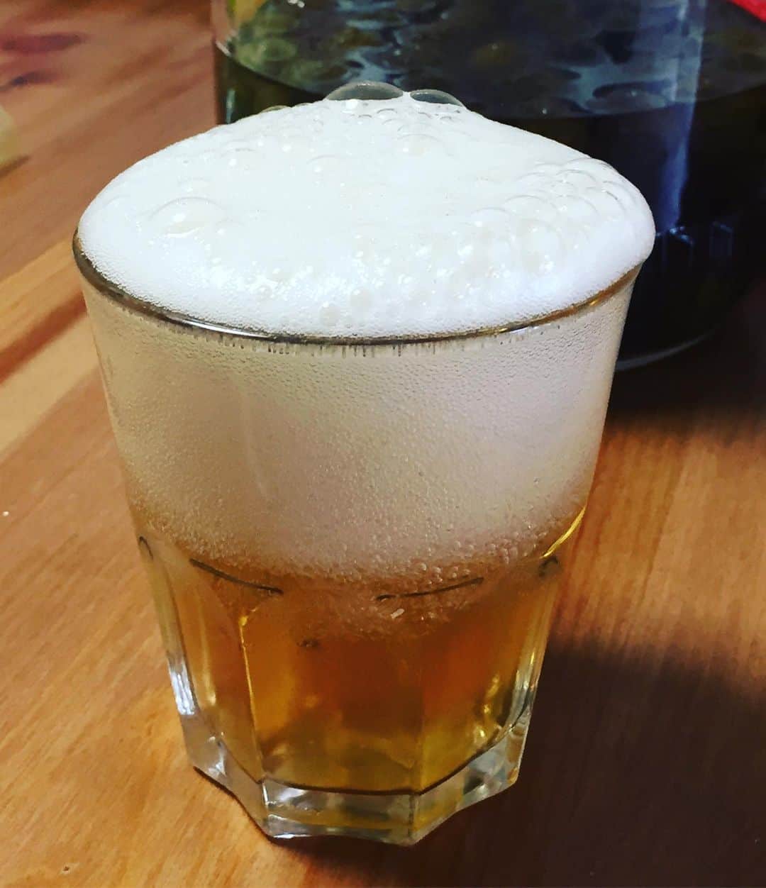 奥田恵梨華さんのインスタグラム写真 - (奥田恵梨華Instagram)「昼間っから飲みますよ、注いだらビールみたくなった！梅シロップの炭酸割り。 #梅シロップ #自家製 #ノンアルコール 今年は酢多めでサッパリ味。夏が終わるのにまだたくさん残っている。。。」9月5日 11時46分 - erikaokuda_official