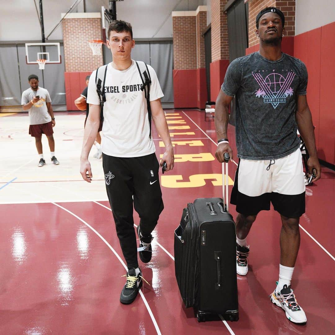 ジミー・バトラーさんのインスタグラム写真 - (ジミー・バトラーInstagram)「damn we forgot to clock out..」9月5日 11時52分 - jimmybutler