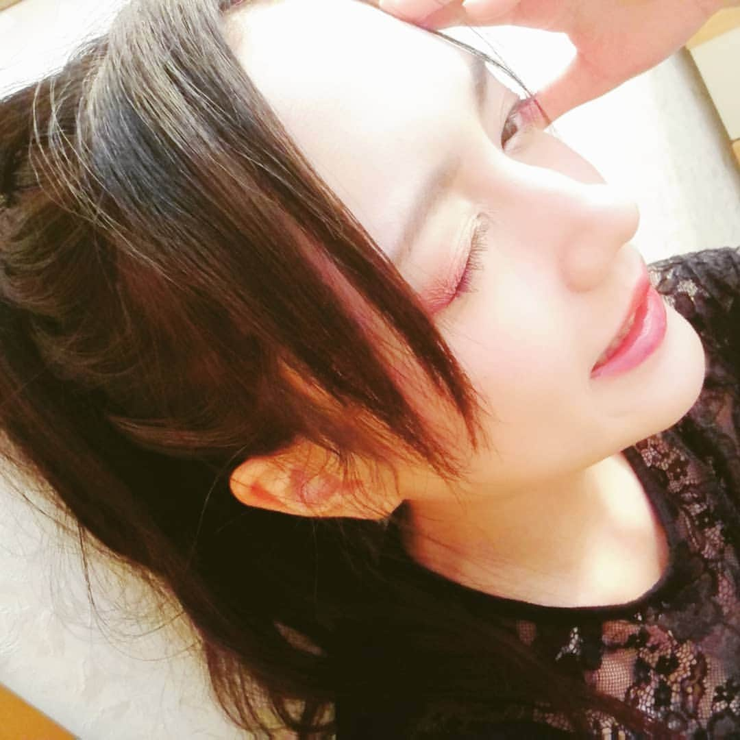 小原尚子さんのインスタグラム写真 - (小原尚子Instagram)「ポニーテール よく見るとまつ毛が紫です｡ #100均多用メイク #今の100均凄い」9月5日 11時47分 - naokoobara0817