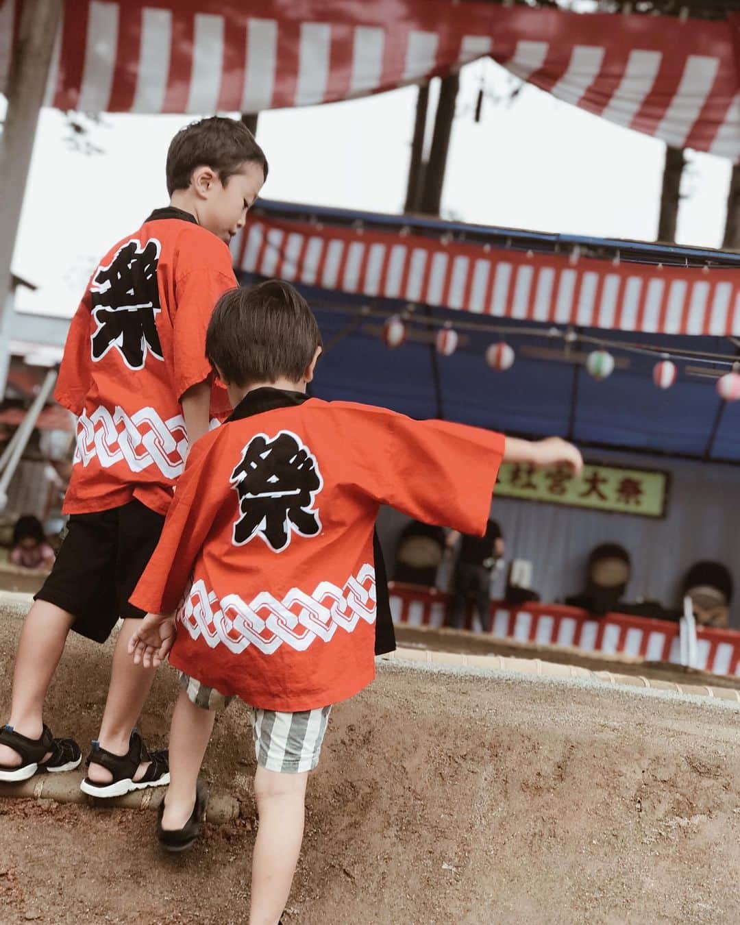 高橋菜摘のインスタグラム：「夏休みの締めはいつも新潟で。 毎年恒例のお祭り！ 実家の目の前の神社のお祭りが凄いんです。 2日間に渡ってもりだくさん💛 結婚する前からお神輿担がせてもらったり 毎年楽しませてもらってます😆 @isao_seki  なんてノリなのか本気なのか 毎年お相撲さんに混ざって相撲取ってます。 やだなー出たくないなぁーって言いながら 毎年四股を踏んでます。意味不明🤷🏼‍♀️ 相撲部の学生から元力士までいる中で なぜか毎年大健闘🤦‍♀️ 家族を笑わせてくれる。 子供相撲も息子も0歳から出場してて ここで勝ち負けを教わってます。 今回、娘は初場所👶❤︎ 今年1番小さい出場者。 立てるけど歩けない娘はギャン泣きの末 ぺたんと座って負け〜🤣 息子は気合い入りすぎて空回り😂 さすがうちの子〜！ . しかしじゃんけん大会では大奮闘！ 大人も子供も1人1本たすきをもらって相手を決め じゃんけんをして勝ったら相手のたすきを貰い どんどん勝ち残って人数が少なくなったところで ステージへあがり優勝決定戦へ。 計10回戦くらいあったのかな？ 息子が奇跡の勝ち進み、ステージで更に勝ち。 首にかけてるもこもこのたすきが証。 そして最後の最後、決勝戦で敗退😭 にも関わらず相手が優しい人で譲ってくれました😂 . 人が大勢いる中で「相手決まってますか？」と じゃんけん相手を自分で探しに行き 勝負に勝ってたすきが増えていく息子を見て この子の親離れは早そうだと予感😂 今一瞬を嚙みしめよう。 最後は人の優しさに感謝でした。 なんと景品は任天堂スイッチ！！！ 息子はずーっと欲しがっててそれでも厳しい私は 7歳まで我慢しようねと言い続けて。笑 執念ですな、自分で勝ち取りました😅 . 「誕生日何欲しい？」「任天堂スイッチ」「7歳になったらね」 「クリスマスプレゼント何欲しい？」「任天堂スイッチ」「7歳になったらね」 「スイミング合格したら何欲しい？」「任天堂スイッチ」「7歳になったらね」 ・・・ずーっとこのやり取り。笑 こちらもあげたい気持ちを抑えてたから やっとすっきり。笑 多分この日のこと、一生忘れないんだろうな。 私もパパも運だけは本当に良い人生だった！ 息子に運も遺伝したかな！ 運も実力のうち👏おめでとう🎉」