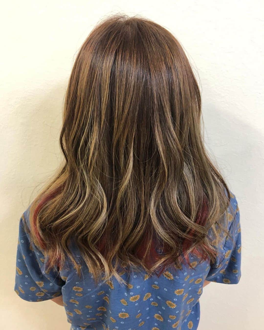 salon PRATiNO(サロンプラチノ)のインスタグラム：「. ❤️ハイライト&インナーカラー❤️. . 表面はランダムにハイライト❣️ インナーカラーはマットなオレンジを入れて個性をプラス❗️ ハイライトとインナーカラー 欲張りな組み合わせもまた可愛い🤤🌟 『色落ちしても可愛い』がテーマです💗 . . 【CLAVIS PRATINO】 ◇火曜日～土曜日 11:00～20:00 ◇日曜日 11:00～18:00 ※時間外はお問い合わせください。 愛知県名古屋市中区錦3-4-19石垣ビル７Ｆ ☎︎052-962-7017 . #hairstyle #hair #cornrow #braids #clavispratino #spiralperm #pratino #hairsalon #nagoya #haircolor #love #派手髪 #外国人風カラー #バレイヤージュ #グラデーション #コーンロウ #ブレイズ #スパイラルパーマ #特殊ヘア #ブラックヘア #美容室 #ヘアサロン #ヘアスタイル #ヘアカラー #クラビスプラチノ #名古屋 #栄 #錦」