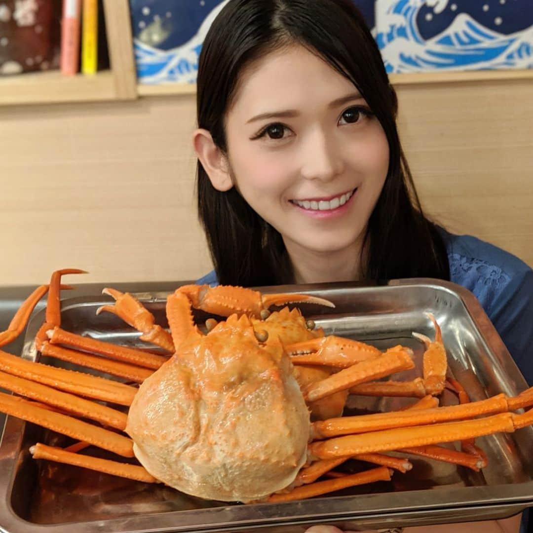 大見さなえさんのインスタグラム写真 - (大見さなえInstagram)「紅ずわい蟹が食べ放題😆🦀💓 銀座『境港直送かに処 ごっつお 銀座本店』  1杯丸々の紅ずわい蟹をバイキング方式で食べ放題🦀🦀🦀 他にもカニ刺し、のどぐろの一夜干し、サザエ 蟹味噌の甲羅焼き、ローストビーフなどコースに入ってる☺️ そしてバイキング形式ではカキフライ 海老フライ、茶碗蒸しなども✨  それでいて、90分食べ放題で4500円😳🌸🌸🌸 銀座でこの内容で、この値段は凄い🙈💓 さばくコツも教えてくれるから、簡単に捌いて食べられる☺️🦀 他に色々食べたけど蟹は9杯たべた(*´꒳`*)🦀 店内は木を基調とており、わいわい賑やかな空間だった😋🍻 #カニ #かに #かに食べ放題 #カニ食べ放題 #蟹 #紅ずわい蟹 #紅ズワイ #食べ放題 #バイキング #めぐログ_銀座 #pixelで撮影 #コスパ高」9月5日 11時48分 - tabe_megumi