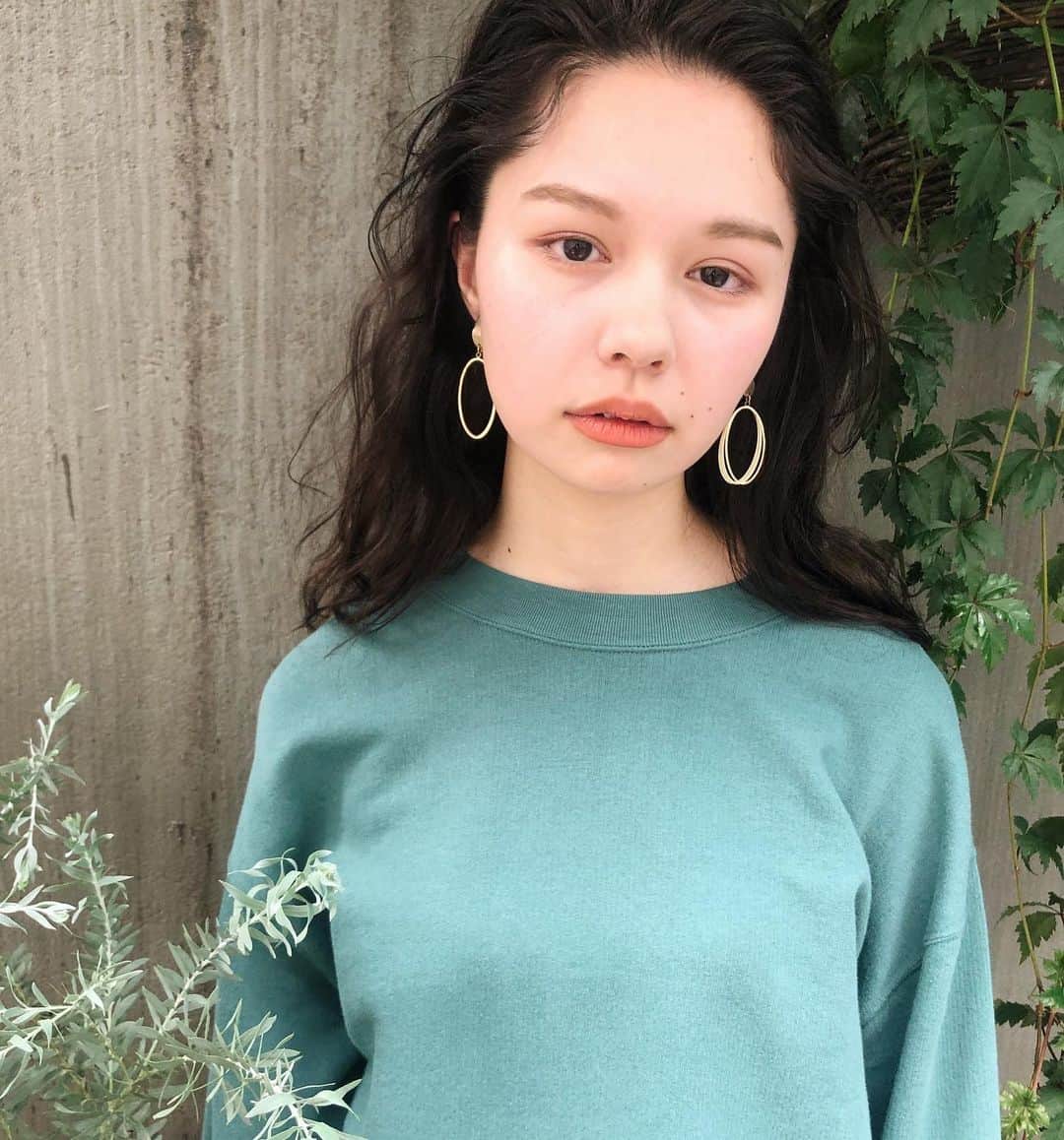 カワシリアツシのインスタグラム：「産毛にもしっかりパーマ◎ ・ ・ ・オリジナル配合で他にはできないカラー ・◎ ・ ・退色が気になるブリーチカラー用に ・3週間以内のメンテナンスメニューもご用 ・意してます☺︎ ・ ・大切な髪の毛を髪質やダメージレベルに ・合わせ丁寧にブリーチ・カラーいたしま ・す☺︎ ・ ・ブリーチの回数がわからない。 ・料金が気になる。 ・なんでもご気軽にご相談ください😊 ・ ・ご予約やご相談はDM・LINE・NETより ・お待ちしております。 ・ ・ ・  #アディクシー #イルミナカラー  #外国人風カラー #ミニボブ #切りっぱなしボブ #ハイライト #外ハネ #グラデーション #ベージュ#ポートレート #Wカラー #ストキュア #美容学生 #撮影 #ウルフヘア #ウルフカット  #ショートヘア #グレージュ  #ブルージュ #ブリーチ #portrait #フィルムカメラ #hairstyle #ショートカット #haircolor #ハイトーン #데일리룩 #时尚 #แฟชั่น#デジキュア」