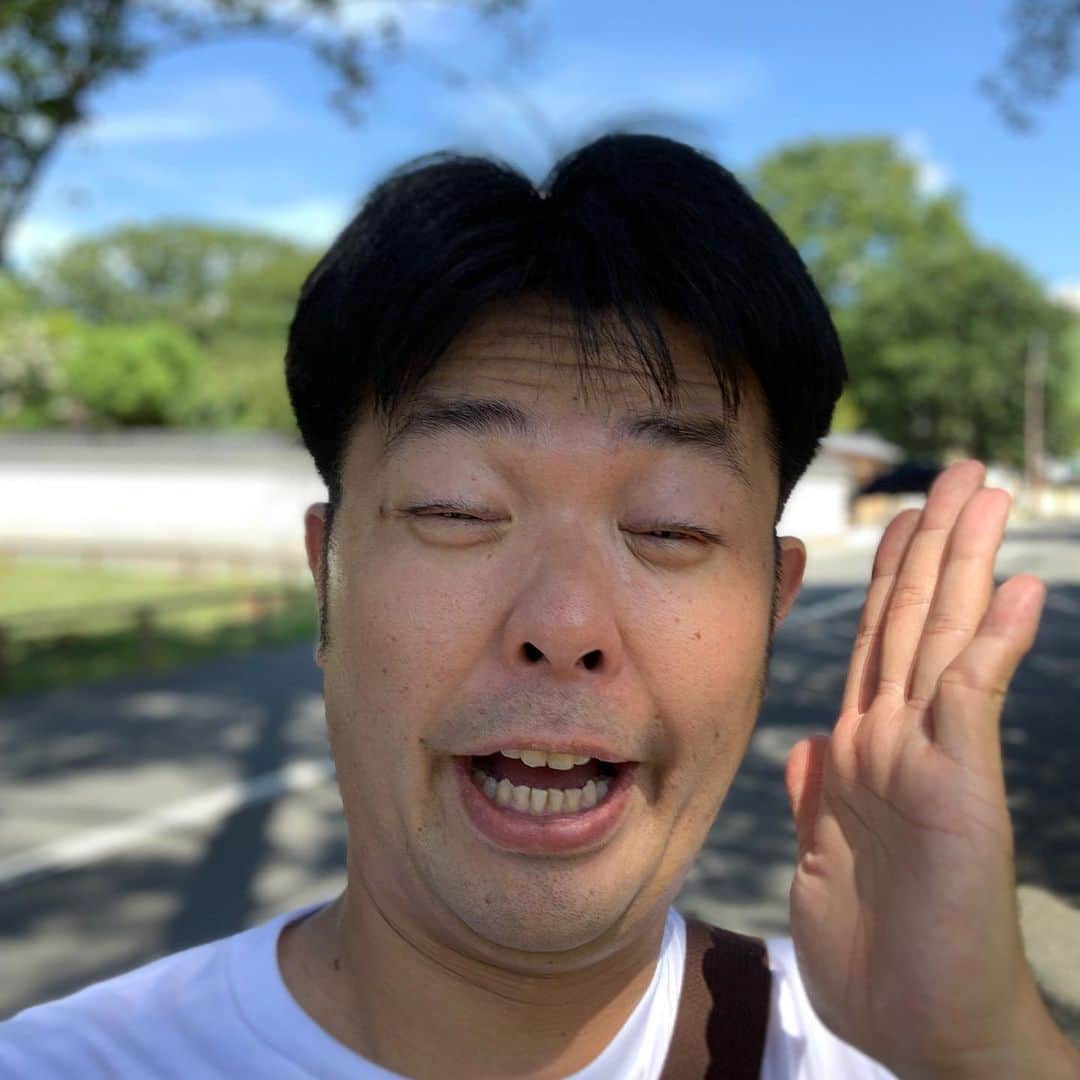 のインスタグラム：「気絶夏模様  先日奈良が暑すぎて気絶  #あるある探検隊#レギュラー#気絶#気絶の日々#ギャグ#奈良#猛暑#真夏#バテる#日焼け#東大寺#残暑#本日#営業#つくばエクスプレス#指定#じゃない#エクスプレス#思い込み」