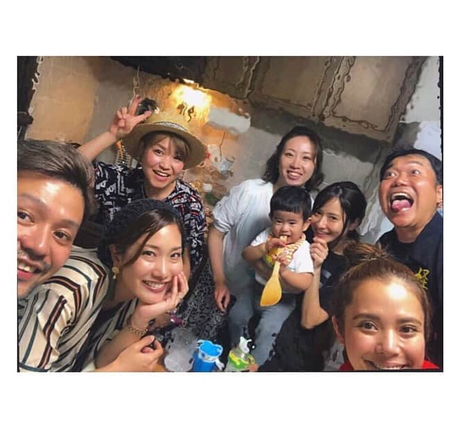 東里梨生さんのインスタグラム写真 - (東里梨生Instagram)「やな祭りには 毎年来てくれる 愛するいつメン達😆 今回コント映像のBARのシーンの撮影は いつメンでもある 俳優の #嘉人 の紹介でお店を使わせてもらいました🙏🏻🙏🏻撮影も立ち会ってくれてありがとう😭嘉人は同い年。あとは歳はみんなバラバラだけど それぞれの道をしっかり歩いていて本当尊敬する仲間たちです。集まるとバカ話ばっかりで笑いすぎて疲れるけど。笑 でもしっかり刺激も与え合える ファミリー達。それぞれの環境が変わってもずっと繋がっていれる気がしてる。 愛してるぜ❣️ #ごめん勝手に載せたw #ウチナンチュ #東京ファミリー #俳優 #女優 #タレント #ミュージシャン #お笑い芸人 #ゴッドハンド #できた嫁」9月5日 12時02分 - aizatorio_yanawaraba