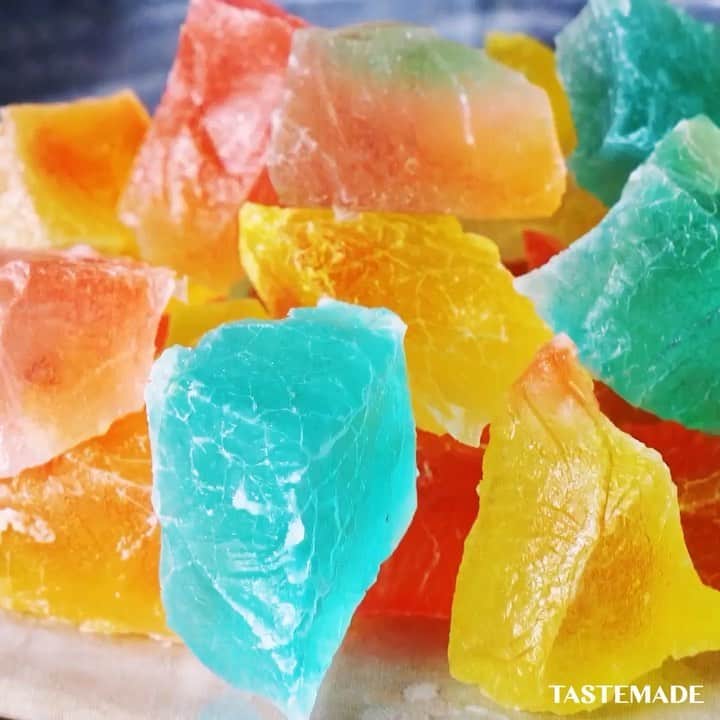 のインスタグラム：「【キラキラ】ゆめのかけら⠀⁠⠀ ⠀⠀⁠⠀ ■材料⠀⁠⠀ ・粉寒天　5g⠀⁠⠀ ・グラニュー糖　300g⠀⁠⠀ ・水　200ml⠀⁠⠀ ・食紅（赤・青・黄色）　少々⠀⁠⠀ ⠀⠀⁠⠀ ■手順⠀⁠⠀ 1. 鍋に水、粉寒天、グラニュー糖を加えて加熱し、沸騰後5分加熱する。⠀⁠⠀ 2. クッキングペーパーをしいた容器に流し入れ、水に濃く溶いた食紅を上からまだらに垂らす。⠀⁠⠀ 3. 冷蔵庫で1時間冷やし固めたら、容器から取り出して、手で荒くちぎる。⠀⁠⠀ 4. クッキングペーパーを広げたバットの上に間隔をあけておき、風通しの良い場所で3〜4日乾かす。⠀⁠⠀ ⠀⠀⁠⠀ #food #foodie #cooking #recipe #tastemade #japan #japanese #japanesefood⠀⁠⠀ ⠀⠀⁠⠀ #料理 #クッキング #レシピ #おうちご飯 #おうちごはん #おうちカフェ ⠀⁠⠀ #sweets #dessert #スイーツ #デザート #おやつ #お菓子作り #琥珀糖」