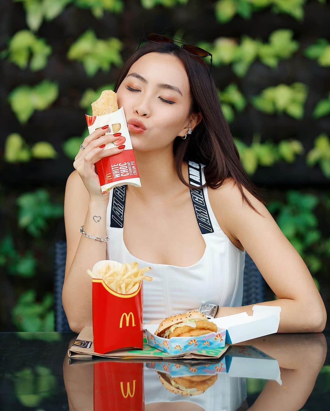 ソニアさんのインスタグラム写真 - (ソニアInstagram)「Found myself indulging in a delish meal - @mcdsg's Ebi burger is back but now has a roasted sesame mayonnaise sauce, and their NEW White Choc Strawberry Cream Pie! . Bite into the crispy crust filled with warm, luscious white chocolate filling, complemented with the tangy strawberry fruit bits! Perfect for a midday snack to perk you up during the work day 🍓 . #EbiUpYourDay #Mcdsg #ad」9月5日 12時16分 - soniachew