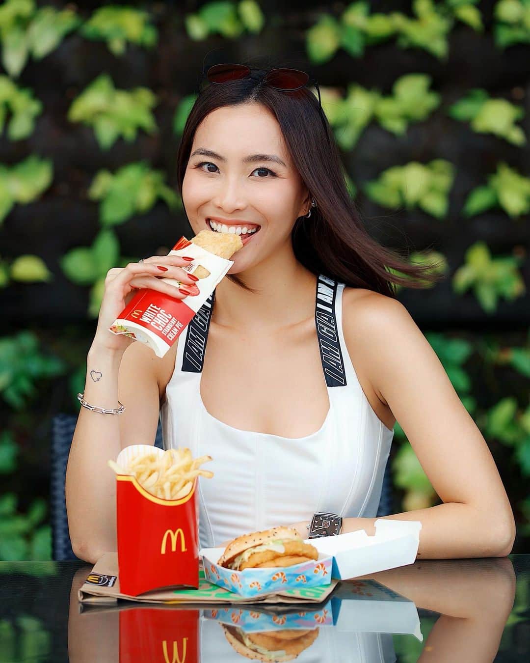 ソニアのインスタグラム：「Found myself indulging in a delish meal - @mcdsg's Ebi burger is back but now has a roasted sesame mayonnaise sauce, and their NEW White Choc Strawberry Cream Pie! . Bite into the crispy crust filled with warm, luscious white chocolate filling, complemented with the tangy strawberry fruit bits! Perfect for a midday snack to perk you up during the work day 🍓 . #EbiUpYourDay #Mcdsg #ad」