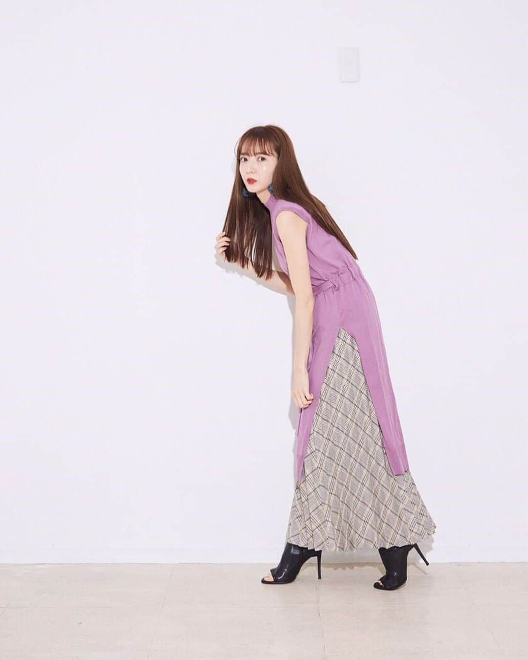 平木愛美のインスタグラム：「💜⚪️ 大胆にスリットが入ったknit。  シンプルに着回しやすい綺麗なパンツ。  秋のチェックシャツ。  ぜんぶ可愛いーーー☺︎💞 #aw #fashion #ootd #eclin」