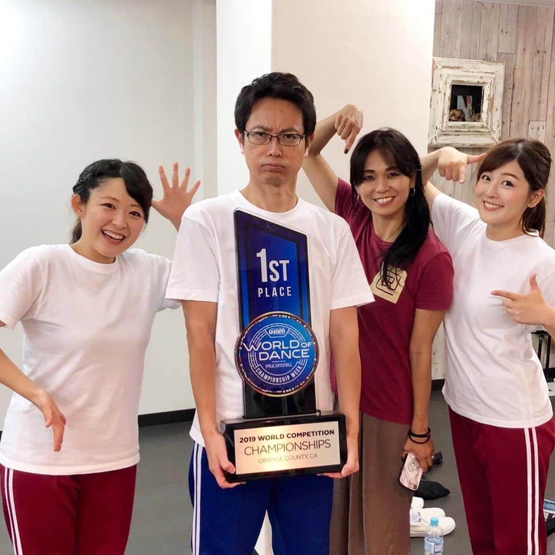 中村秀香のインスタグラム：「#関西やってみなはれ博覧会知らんけど .  大阪城ホールでダンスを披露するべく、猛特訓しております💪🔥 .  練習でご一緒するたびに思うのですが …  N’ism ( エヌイズム )のNORI先生が、ほんっとうに、カッコいいです😳✨ .  ちなみに明大さんが持っているのは、チームが世界大会で優勝された時のトロフィー！！ずっしり重みがありました🏆 .  残り1ヶ月ちょっと。 頑張ります！！」