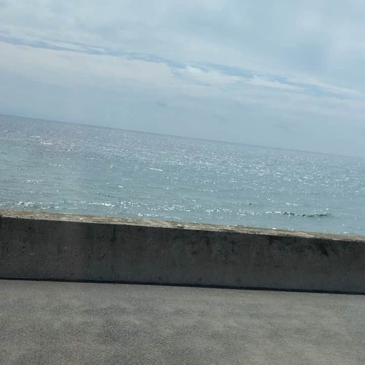 二上美紀子（GAMI）のインスタグラム：「海のそば走ってますねん  #wavepro #函館 #海沿い」