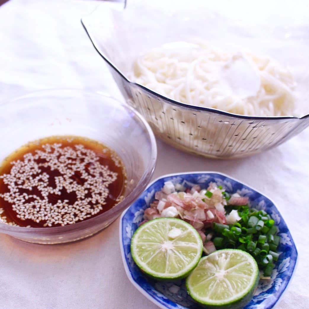 山西章博のインスタグラム：「今日のご飯。徳島名産、半田そうめんなのさ！ #素麺 #半田そうめん  #普通のより麺が少し太い #すだち #徳島  #実家から届いた  #涼しかったのに #また暑くなった  #初心者主夫」
