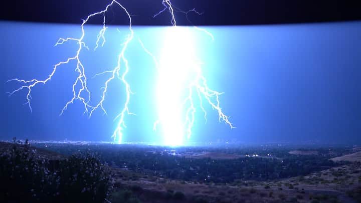 のインスタグラム：「Some pretty amazing stuff from Mother Nature rolling through Reno tonight 🤘🏼 be safe tonight !」